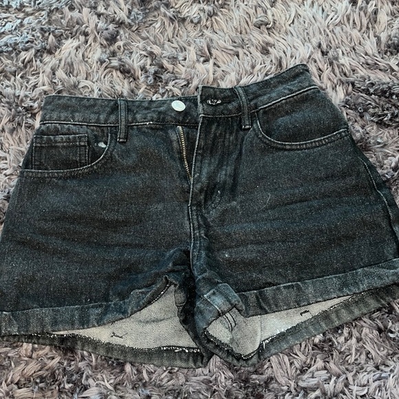 PacSun Pants - Pacsun Mom Shorts Womens
23 Black Denim Raw Hem
Distressed Cuffed Hem 5
Pocket